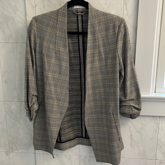 Aritzia Jackets & Blazers - Aritzia Babaton Ruched sleeve blazer - size 2